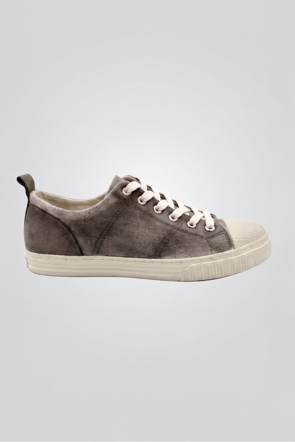 tenis cinza lado